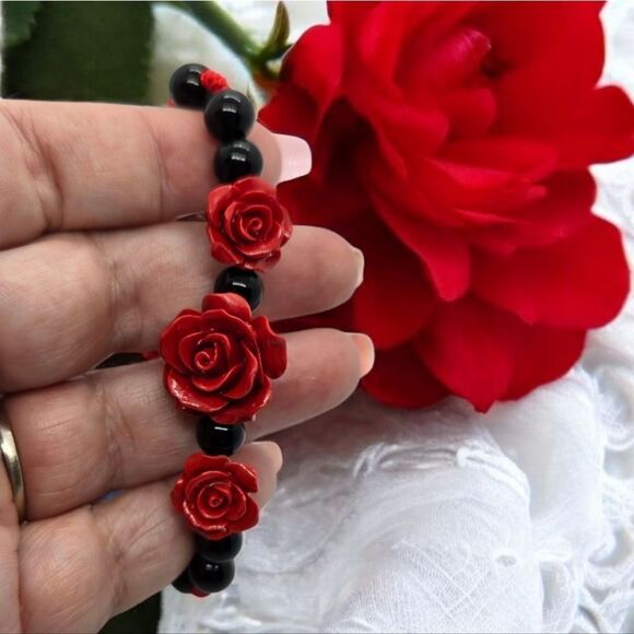 Red Rose Beaded Bracelet Shiny 3D Acrylic Flowers Black Beads Adjustable Cord - Picture 5 of 6
